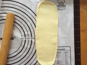 将面团擀成长方形
