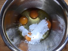 鸡蛋和糖粉混合搅拌均匀