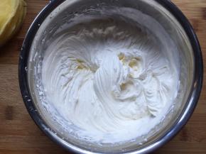 淡奶油加糖打发至奶油坚挺