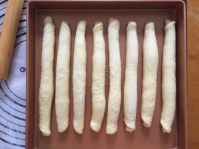 放入烤盘中，放入烤箱二次发酵30分钟