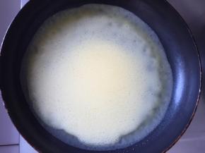 6寸平底锅小火预热几分钟，舀一勺面糊，迅速摊均匀，