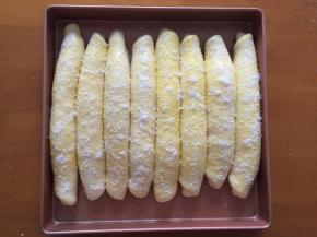 发酵完成后，刷上蛋液，撒上椰蓉