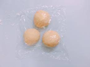 发酵好的面团取出，分成3等分，排气后揉圆，盖上保鲜膜醒20分钟