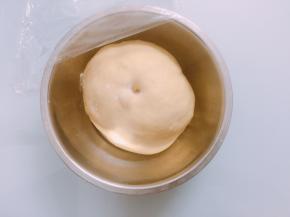 用手蘸取少量面粉，戳一个洞不回缩就发酵好了