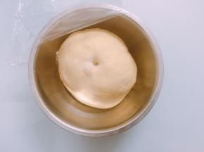 用手蘸取少量面粉，戳一个洞不回缩就发酵好了