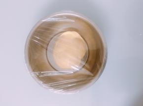 烤箱底部加一盘温水，开启发酵模式，时间60分钟，进行基础发酵至2倍大