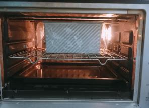 烤箱底部加一盘温水，开启发酵模式，时间60分钟，进行二次发酵