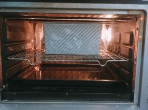 烤箱底部加一盘温水，开启发酵模式，时间60分钟，进行二次发酵