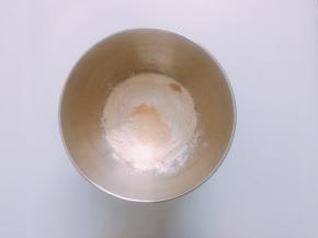 除黄油外，所有的材料倒入厨师机搅拌桶中