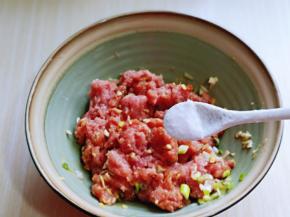 按个人口味加入盐。