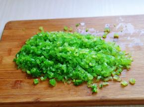 芹菜去掉叶子，焯水再切碎。