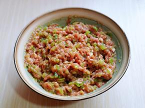 用筷子顺时针搅拌均匀，静止10分钟。