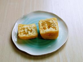 油豆腐温水冲洗了一下，用剪刀将上面剪掉一点，用手指把里面的豆腐摁一下，摁压实。