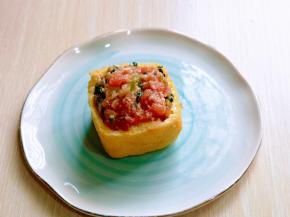 把拌好的肉馅塞进油豆腐中即可。