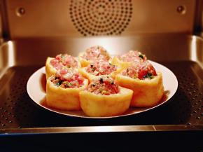 将盘子入蒸烤箱。