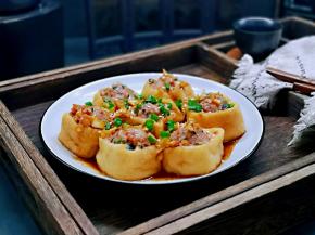 撒上葱花与熟白芝麻。