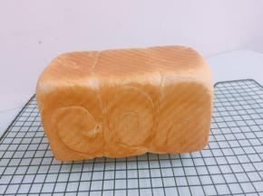 烤好的吐司立即出炉，脱模放凉即可