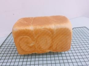 烤好的吐司立即出炉，脱模放凉即可