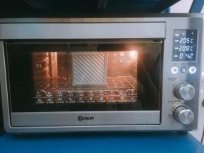 烤箱预热上下火200度，放入烤箱下层，烤40分钟