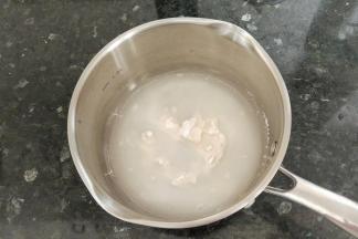 准备汤种，奶锅里放高粉和水，搅匀后放厨灶上小火加热，要不停的搅拌，加热至面糊有纹路，也可以用温度计测，65度就可以了。