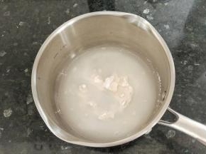 准备汤种，奶锅里放高粉和水，搅匀后放厨灶上小火加热，要不停的搅拌，加热至面糊有纹路，也可以用温度计测，65度就可以了。