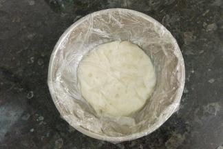 汤种做好后，在汤种表面贴个保鲜膜，避免结皮，冷却后放冰箱冷藏一晚上，3天内用完。我冷藏了一天。