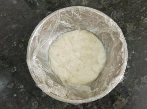 汤种做好后，在汤种表面贴个保鲜膜，避免结皮，冷却后放冰箱冷藏一晚上，3天内用完。我冷藏了一天。