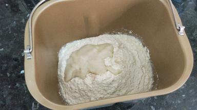 除盐和黄油以外的材料，按照先液体后放粉的顺序，别忘了放汤种，揉面之前用筷子搅和下，避免飞粉，揉至出厚膜时候加软化的黄油和盐，揉至出薄膜。