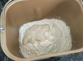 除盐和黄油以外的材料，按照先液体后放粉的顺序，别忘了放汤种，揉面之前用筷子搅和下，避免飞粉，揉至出厚膜时候加软化的黄油和盐，揉至出薄膜。