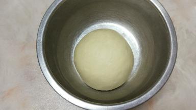 把揉好的面团滚圆，盖个保鲜膜，放在温暖的场所发酵至2倍大。