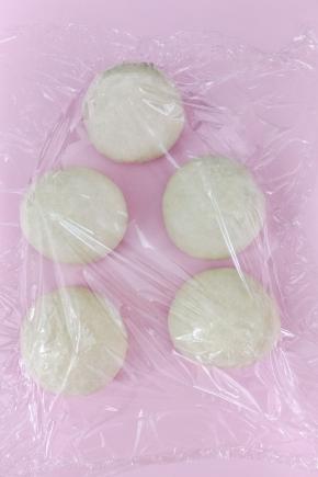 发酵好的面团排气，然后均分5份面团，滚圆后盖保鲜膜松弛15分钟。然后再次把面团轻轻按压排气，然后再滚圆，捏紧收口。