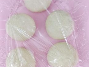 发酵好的面团排气，然后均分5份面团，滚圆后盖保鲜膜松弛15分钟。然后再次把面团轻轻按压排气，然后再滚圆，捏紧收口。