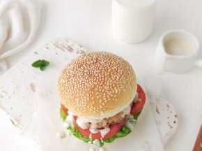 夹菜、肉、蛋都可以，搭配一杯牛奶，就是营养早餐了。