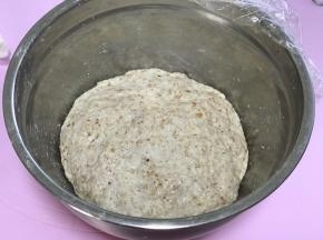 首先制作老面：将全部老面面种材料搅拌成团。