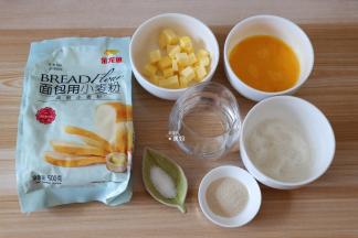 准备好面团的食材，面包粉我用的是金龙鱼烘焙粉中的高筋小麦粉，成品香软可口易拉丝；
