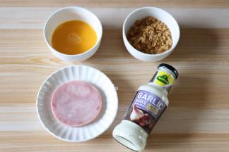 准备好内馅和表面装饰的食材；