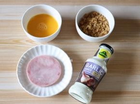 准备好内馅和表面装饰的食材；