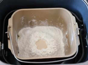 面包粉中间挖个洞，加入干酵母粉；