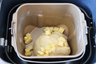 选择面包机和面程序开始揉面，揉面程序结束后放入黄油，继续选择揉面程序；