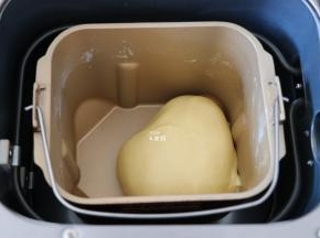 结束后面团非常光滑，选择发酵程序开始发酵；