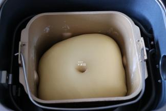 发酵到两倍大，中间戳一个洞不回缩即可；