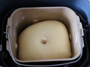 发酵到两倍大，中间戳一个洞不回缩即可；