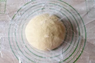 选择揉面程序揉面5分钟左右排气，然后揉圆，盖上保鲜膜静置松弛15分钟；