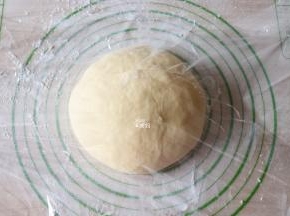 选择揉面程序揉面5分钟左右排气，然后揉圆，盖上保鲜膜静置松弛15分钟；