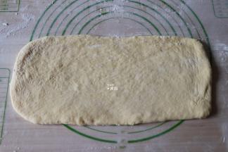 分成两半，一一擀成长方形的面片；