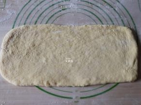 分成两半，一一擀成长方形的面片；