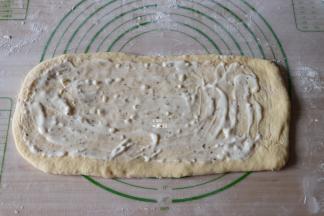 抹上适量冠利蒜味酱，最右边空出1厘米左右的宽度不要抹；