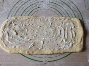 抹上适量冠利蒜味酱，最右边空出1厘米左右的宽度不要抹；