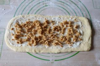 在抹了蒜味酱的地方撒上肉松；