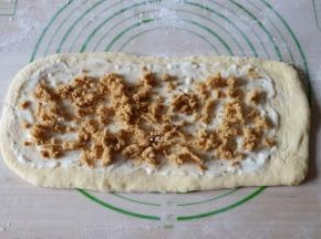 在抹了蒜味酱的地方撒上肉松；